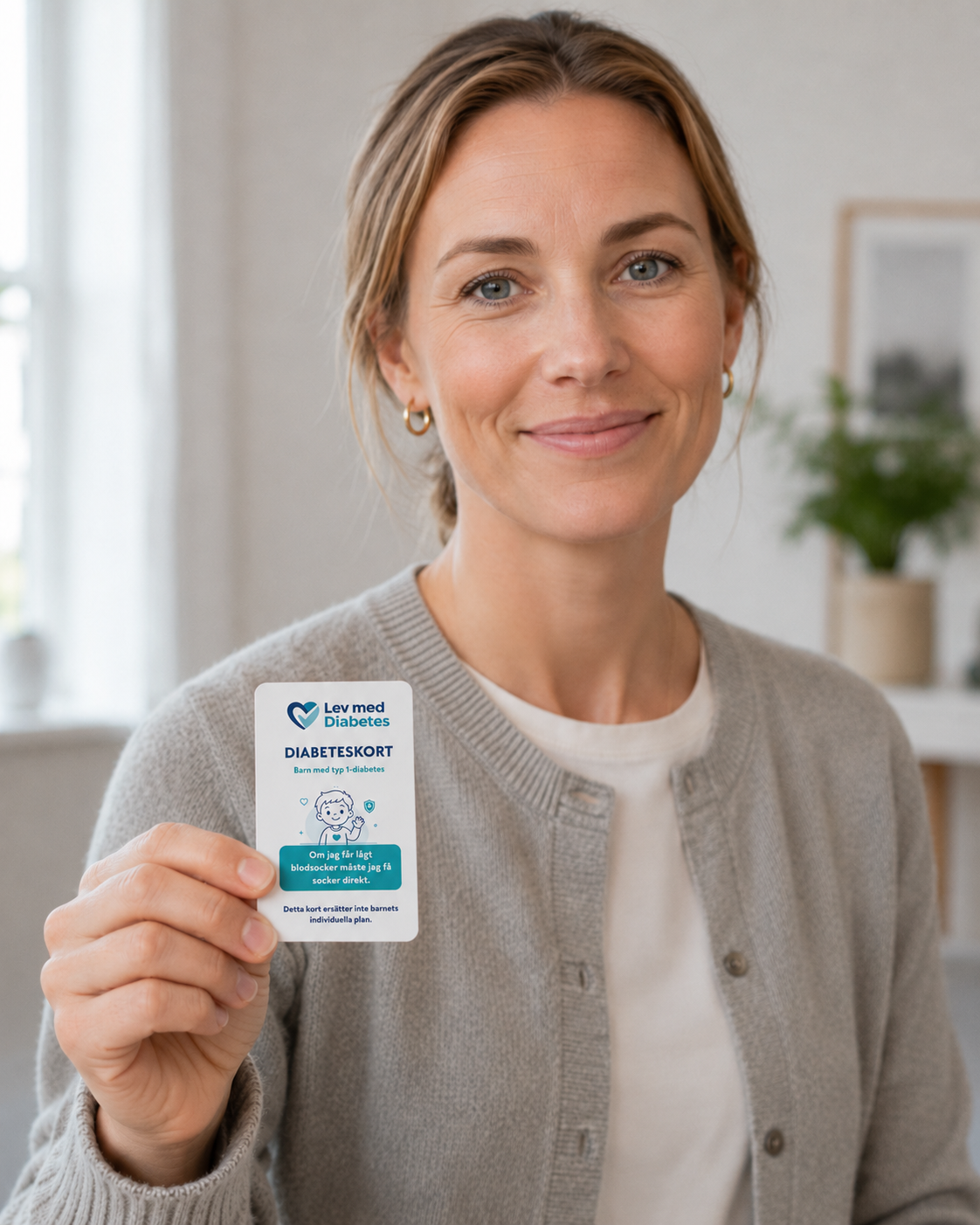 Kvinna som håller upp ett diabeteskort